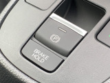 電動パーキングブレーキ・オートブレーキホールドです。ボタンを引っ張るだけでサイドブレーキがかかります。オートブレーキホールドは信号待ちや渋滞でもブレーキを踏み続ける必要なし!楽に運転できます!