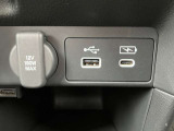運転席と助手席で使えるUSBジャック付きです