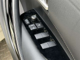 【パワーウィンドウ集中スイッチ】運転席のパワーウィンドスイッチ位置には運転以外の窓の開閉・ロック機能も付いています