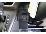 【電動パーキングブレーキ】オートモードのときは、シフトレバーの操作に応じてパーキングブレーキが自動で作動♪