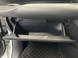 ちょっとしたところは収納ボックスにもなっています。車内はサイズも決まっているので、収納が少ないと思っているアナタ!ご安心ください。さまざまなところに収納が隠れているんです♪
