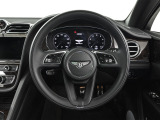 ステアリング周りにボタンを集約し、運転に集中できる構造となっております。