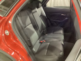 人間が歩行時に行っている「頭部の安定(目線の安定)」を車内でも再現する為、骨盤を支えて姿勢を崩しにくくするシート設計が取り入れられています!