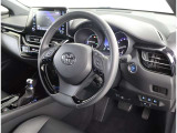 視認性の良いインパネ周り。スイッチなどの操作もしやすい配置になっております。