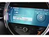 もはやMINI標準搭載とも言える、デザインアイコンの一つでもあるカーナビは各種設定から情報、マルチメディアまで、可愛らしい見てくれで多機能な装備の一つです。