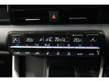 運転席と助手席、それぞれ温度調節ができ、オールシーズン快適なオートエアコンとなっております!