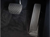 【オルガン式アクセルペダル】 かかとがずれにくく、アクセルペダルがコントロールしやすくなります。また運転時の疲労を軽減し、とっさのときの踏み間違いも起きにくくなります。