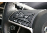 各種のコントロールスイッチが内蔵され、運転に集中できるステアリング。革巻き素材と造形が手にしっくり馴染みます。