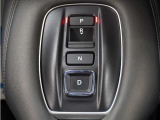 シフトはボタン操作となっており、直感的な操作性により、ドライバーの快適な運転を支援。P・N・Dは押す、Rは引くという人間の感覚にマッチした操作感です。