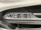 【運転席ドアスイッチ回り】パワーウィンドー[ロック機構]・電動格納式リモコンドアミラースイッチがまとまっているので操作しやすいです。