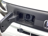 ディーラーオプションのAC外部給電器を使えば、アウトドアや災害時などもしもの時に役立つ外部給電機能を搭載しております。詳しくはスタッフまでお問い合わせください。