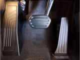 ペダル】BMWはオルガン式アクセルペダルを採用しています。踏み込む足とペダルが同じ軌跡を描くため、かかとがずれにくく、アクセルコントロールがよりしやすくなるメリットがあります