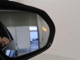 隣車線を走る車両をレーダーで検知し、ドアミラーでは確認しにくい後側方エリアに存在する車両に加え、急接近してくる車両も検知します。車両を検知するとドアミラーに搭載されたLEDインジケーターが点灯します。