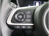 ステアリングスイッチ付き。前方から目を離すことなく操作することが可能です。