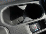 運転席と助手席の間、取りやすい位置にドリンクホルダーが2つ付いています!大切な人とのお出かけで、快適なドライビングを楽しんでいただけますね!!