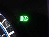 【ハイビームアシスト】先行車または対向車の有無や周辺の明るさなどに応じて、ヘッドライトのハイビーム(上向き)とロービーム(下向き)を自動で切り替えます。