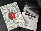 メンテナンスノート、取扱説明書ですね。 車の情報が凝縮されています。 車の整備記録が記載されている大事な物ですよ。