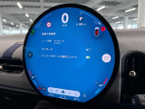 デジタルスピードメーター、航空機のコックピット操作箇所と同じ配色で目が疲れにくいように設計されてます。