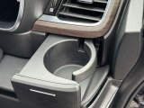 運転席右側のドリンクホルダーです。