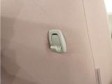 ◆コンビ二フック◆ちょっとした買い物の袋を吊り下げたり、ゴミ袋を吊り下げられるコンビニフックがあり車内を転がらず便利です!