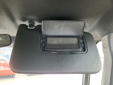 【バニティミラー】運転席・助手席のサンバイザーに装備。身だしなみチェックやメイク直しも安心です。