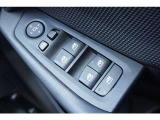 運転席ドアのパワーウインドウスイッチおよびドアミラー調整部です。