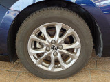 標準装備の純正15インチアルミホイール。タイヤサイズは185/65R15です。