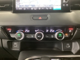 【左右独立オートエアコン】左右席で独立温度コントロールが可能です。運転席はキンキンに冷やして助手席はマイルドにと言った設定が可能です☆暑さ寒さでケンカすることもなくなりますね♪