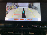 ディスプレイに後方の視界を表示し、車庫入れをサポート「距離目安線」「車幅延長線」およびステアリング操作に連動する「予想進路線」を画面に表示します。※必ず車両周辺の安全を直接確認してください。
