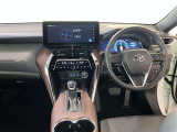 運転席周りのレイアウトをご覧ください。ナビゲーションが綺麗に装着されすっきり収まってますね!