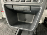 【収納部】パッと手に取りたい小物の置き場に便利。その他、沢山の収納部がございます。