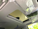 【サンルーフ】開放感たっぷりの希少装備、サンルーフが装着されています!車内に明かりを取り入れたり景色を楽しむ以外にも、車内の空気も簡単に換気できて快適です!