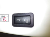 電動式バックドアです。 荷物を持ったままでもボタン一つで自動的に開け閉めできるので便利ですよ。 挟み込み防止機能も付いていますのでお子様の手や荷物を挟み込むのを防いでくれますよ。