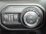 【ライト類操作スイッチ】リヤフォグが装備されています!霧や雨など視界が悪い時に後続車に自車の存在をアピールし安全を確保します!