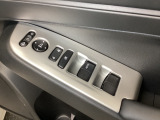 ハンドルの右側に電動格納付きパワーミラーの操作スイッチがついています。左右のサイドミラーの角度調節も微調整ができて便利です。パワーウインドウは運転席でドア4枚とも上下の操作ができるようになっています。