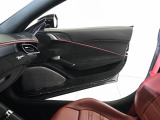 スペシャル・カラード・ステッチ(FILO SPECIALE NERO)が施され、ブラックの糸がボルドーレザーの輪郭を引き締めます。