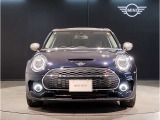 MINIのフロントグリルのデザインはイギリスで生まれた当初から、シルバーのサイドバーが折り重なった伝統的なデザインで御座います。その伝統はBMWのお車になってからでも少しずつ形を変えて守られております