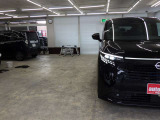 当店では専任のメカニックが大切なお客様のお車を一台一台丁寧に整備いたします。自社認証工場にてリフトアップし下回りまでキッチリ検査いたします。