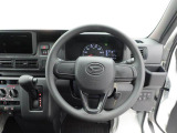 センターメーターで視界良好な運転席廻りです。運転時の視線移動が少なくて済むので安全性にも一役買ってくれますね。ぜひ一度ご覧になってください。見易さが違いますよ。