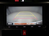 バックモニター装着車は後退時の強い味方です♪車庫入れや縦列駐車の際、後退操作の参考になるガイドラインをナビ画面に表示します。