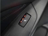 ◆2列目シートヒーター◆後部座席2列目にもシートヒーターを装備。上質なシートと温かさが心地よいドライブ体験を提供します。