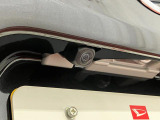 【バックカメラ】 駐車時に車両後方の様子を見ることができるので、運転の不安を軽くします。