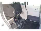 HONDA独自の機構!リアシートはチップアップ(跳ね上げ)することにより背の高い荷物も楽々積み込みすることが可能!!より空間を有効にするためにも大変便利なシートアレンジになります!!