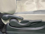 運転手の体格に合わせて運転席の座面の高さ調整ができるシートリフターが付いてます