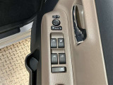 運転席側のフロントドアに全ドアのパワーウィンドウ開閉スイッチとウィンドウロックスイッチと電動格納式ドアミラーの操作スイッチが有るので手元でミラー調整ができるので便利です。