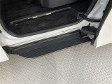 メーカーオプションのユニバーサルステップも装備です。