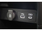 USBオーディオ用ソケットがついていますので携帯電話などを接続すれば音楽等の再生が可能です!充電用ソケットもございます!