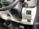 左側に高速で便利なETCがあり、また、便利な電動スライドドア、横滑りを防ぐVSAなどのスイッチは、運転席の右側、手の届きやすい位置にあります。