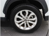 215/60R17サイズのタイヤになります。