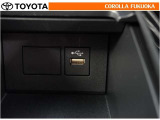 ポータブルオーディオなどの機器を接続して、車両のスピーカーで聞くことができます。